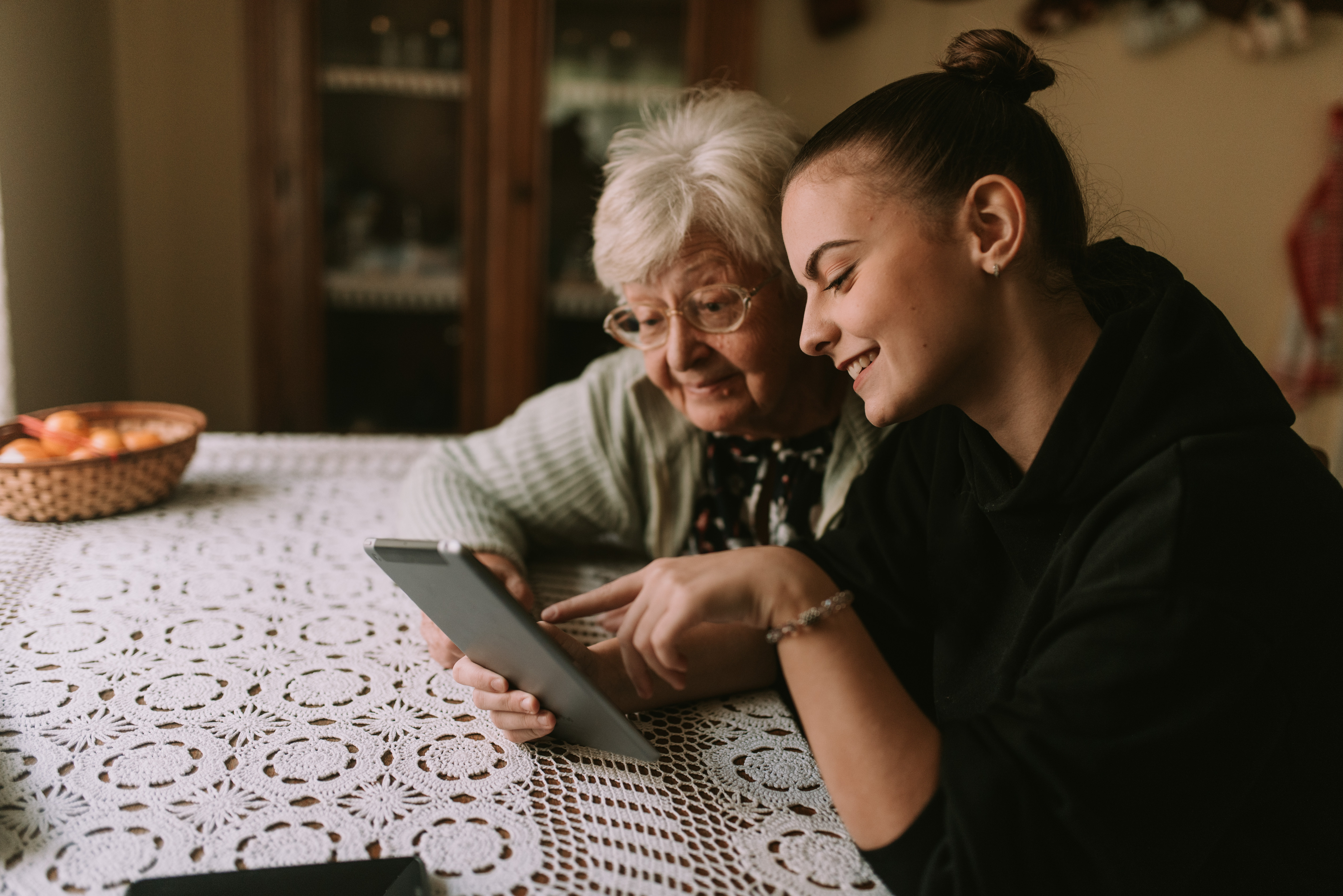 La petite-fille apprend à sa grand-mère à utiliser les nouvelles technologies