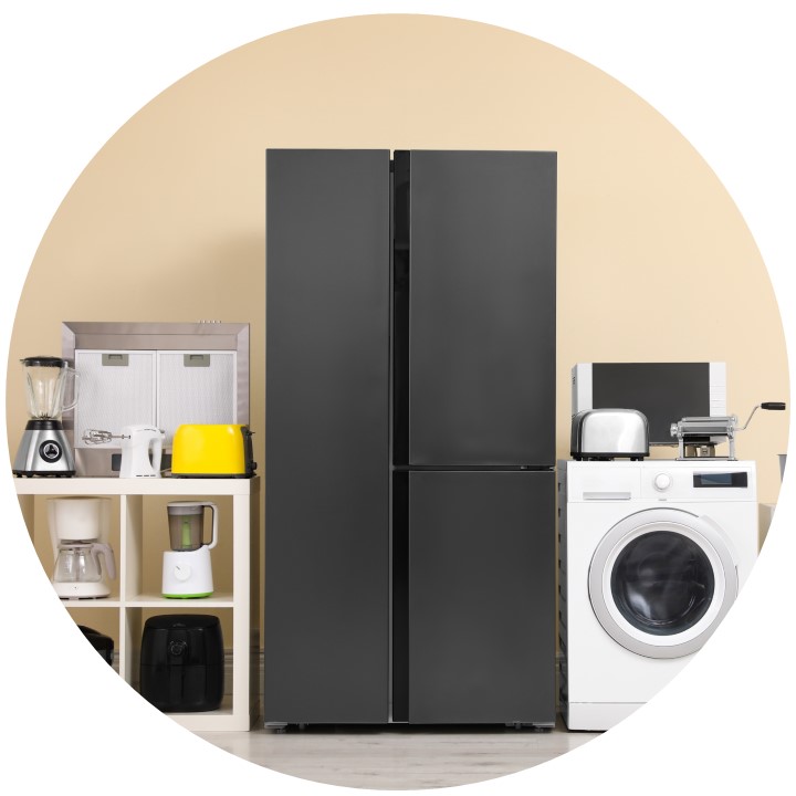 Ein runder Ausschnitt eines Bildes. Auf dem Bild sind ein Kühlschrank, eine Waschmaschine und ein Regal mit verschiedneen Küchengeräten wie Mixer und Frittöse zu sehen.
