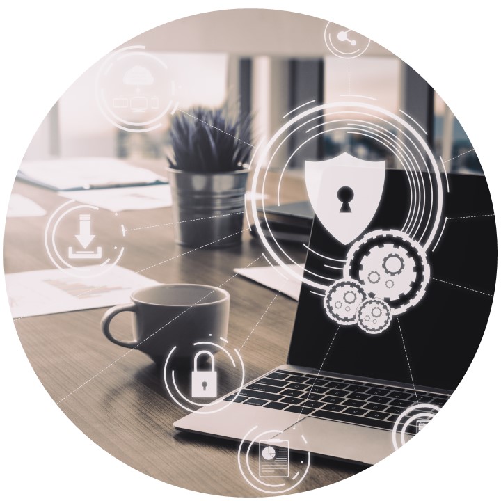 Ein runder Ausschnitt eines Bildes. Das Bild zeigt einen Laptop, eine Tasse, eine Pflanze und Dokumente auf dem Schreibtisch liegen. Es schweben virtuelle Symbole wie Schlösser und Zahnräder in der Luft.