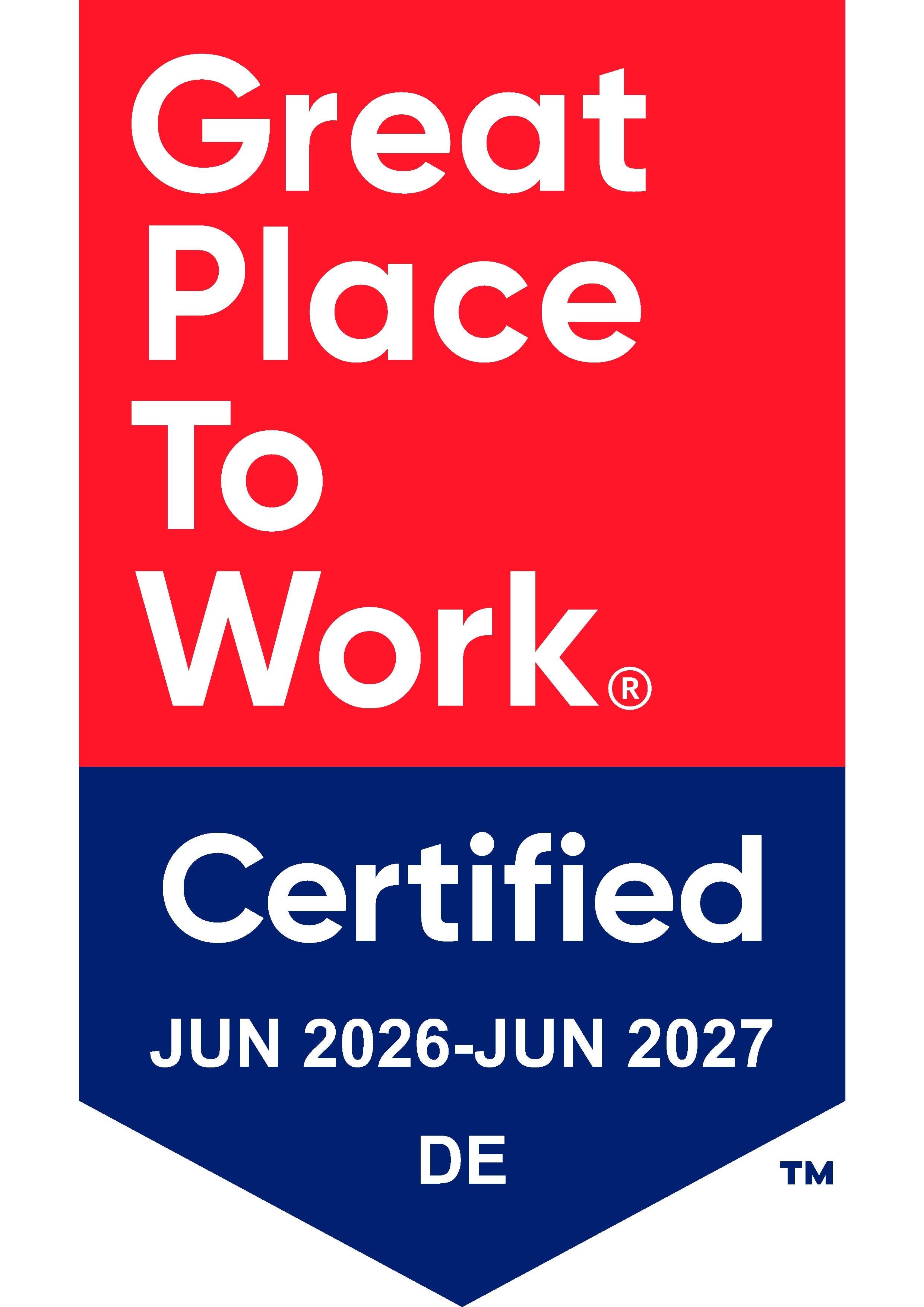 Das ist ein Zertifikat des Anbieters Great Place To Work. Es ist zweigeteilt: Im oberen fast quadratischen Teil steht in weißer Schrift auf rotem Hintergrund Great Place To Work. Darunter ist ein blaues Rechteck, das darunter ein dunkelblaues nach unten zeigendes dunkelblaues Dreieck drangesetzt hat. Darin steht in weißer Schrift Certified JUN 2025 bis JUN 2025 DE