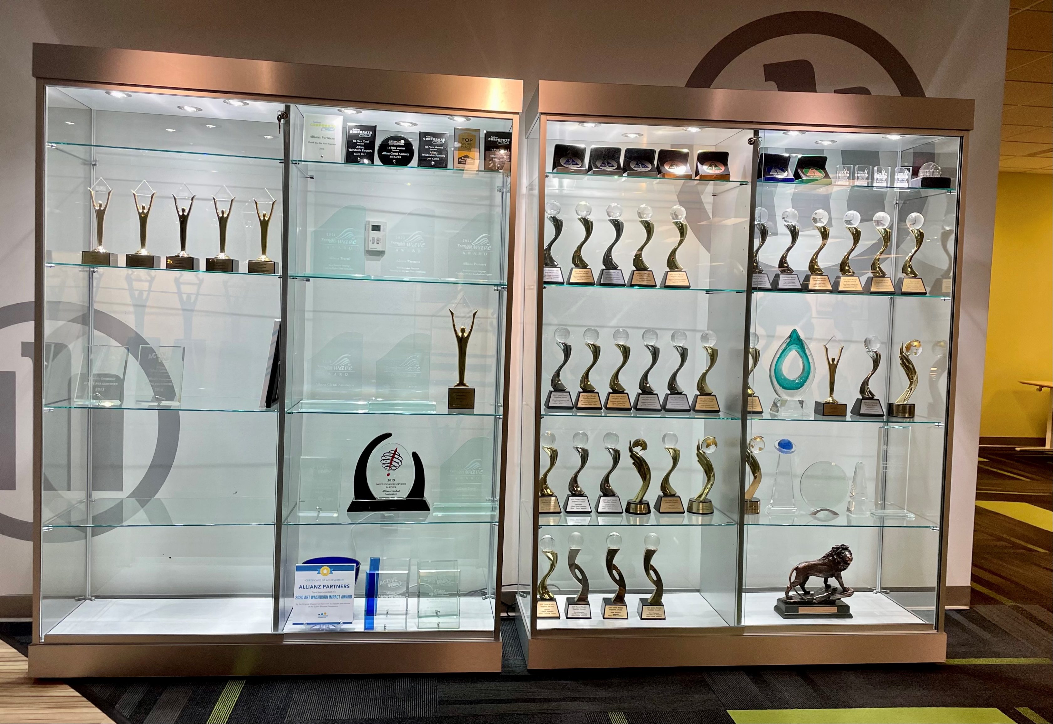 Ein Glasschrank voller verschiedener Pokalen und Trophäen.