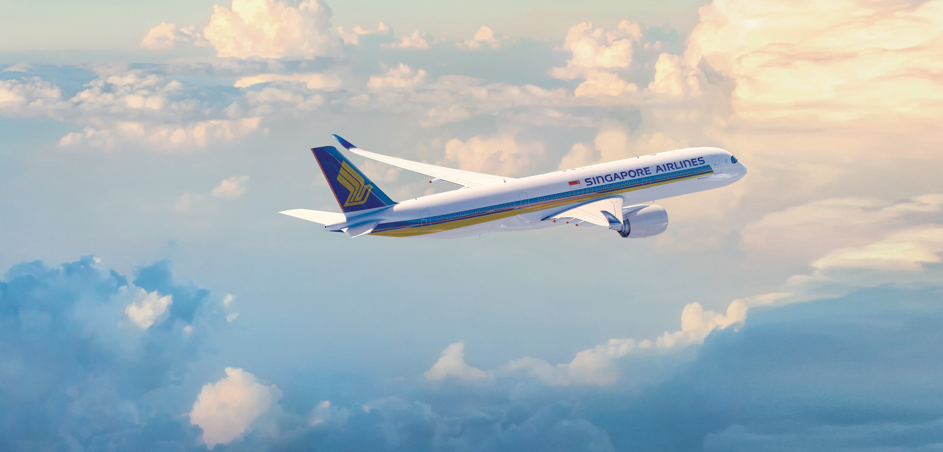 Ein Flugzeug der Singapore Airlines fliegt im blauen Wolkenhimmel.