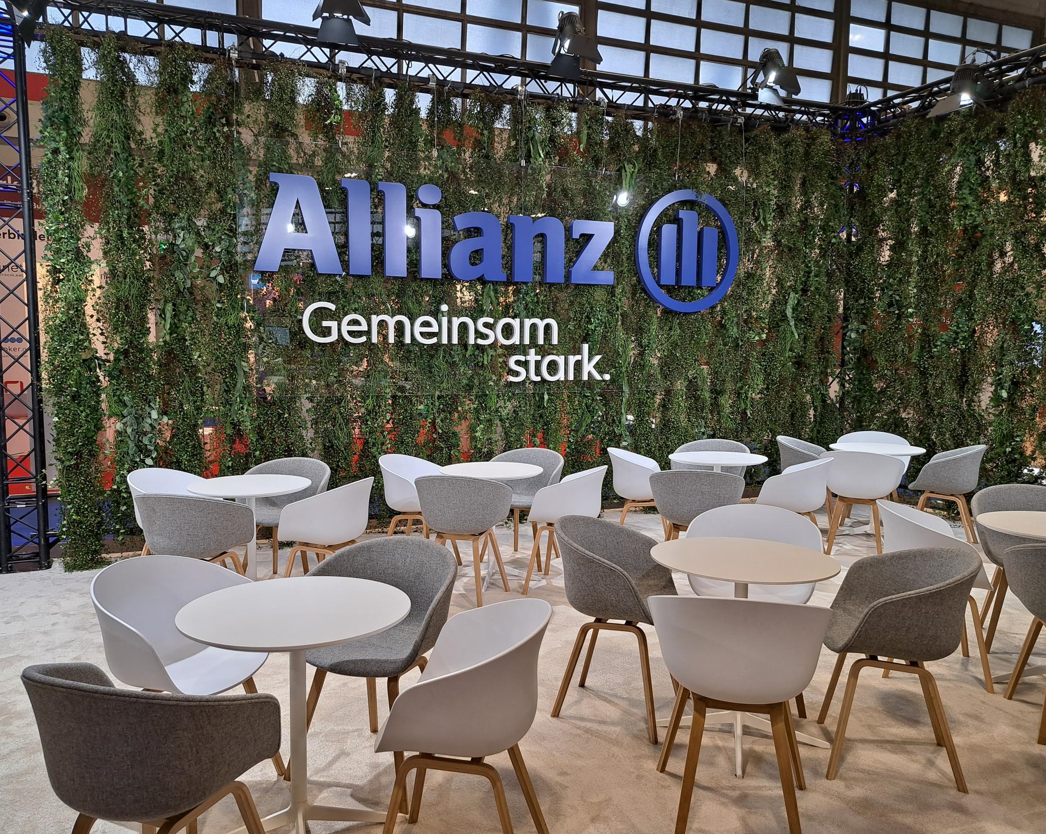 Ein Koferenzraum mit Stühlen, Tischen und dem Allianz Logo.