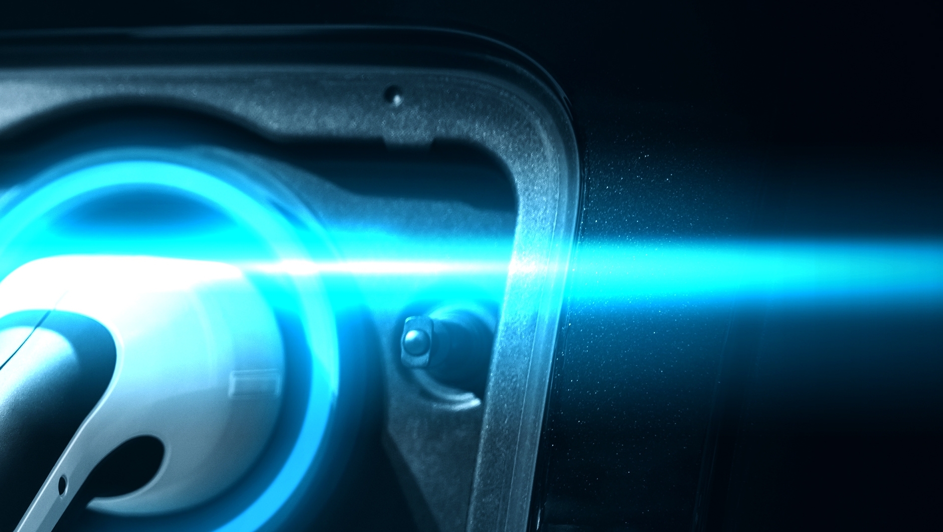 Bild ist in hellblau und schwarz gehalten und zeigt einen eingesteckten Ladeapparat an einem E-Auto.