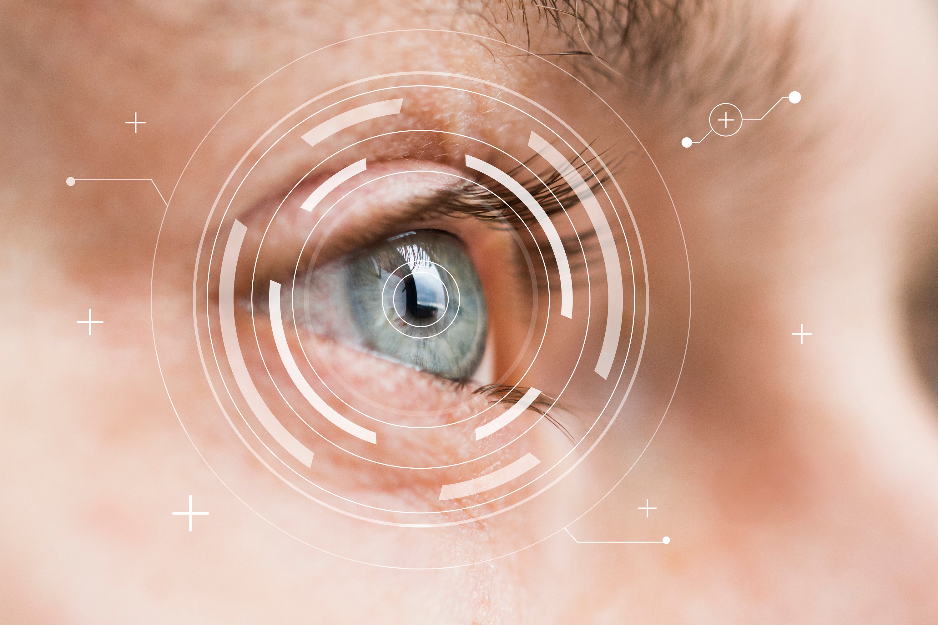 Eine Nahaufnahme an ein Auge einer Person mit blauer Augenfarbe. Über dem Auge schweben weiße Muster und Symbole.