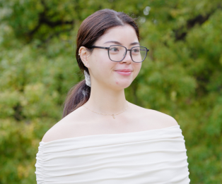 Female international student from the Philippines