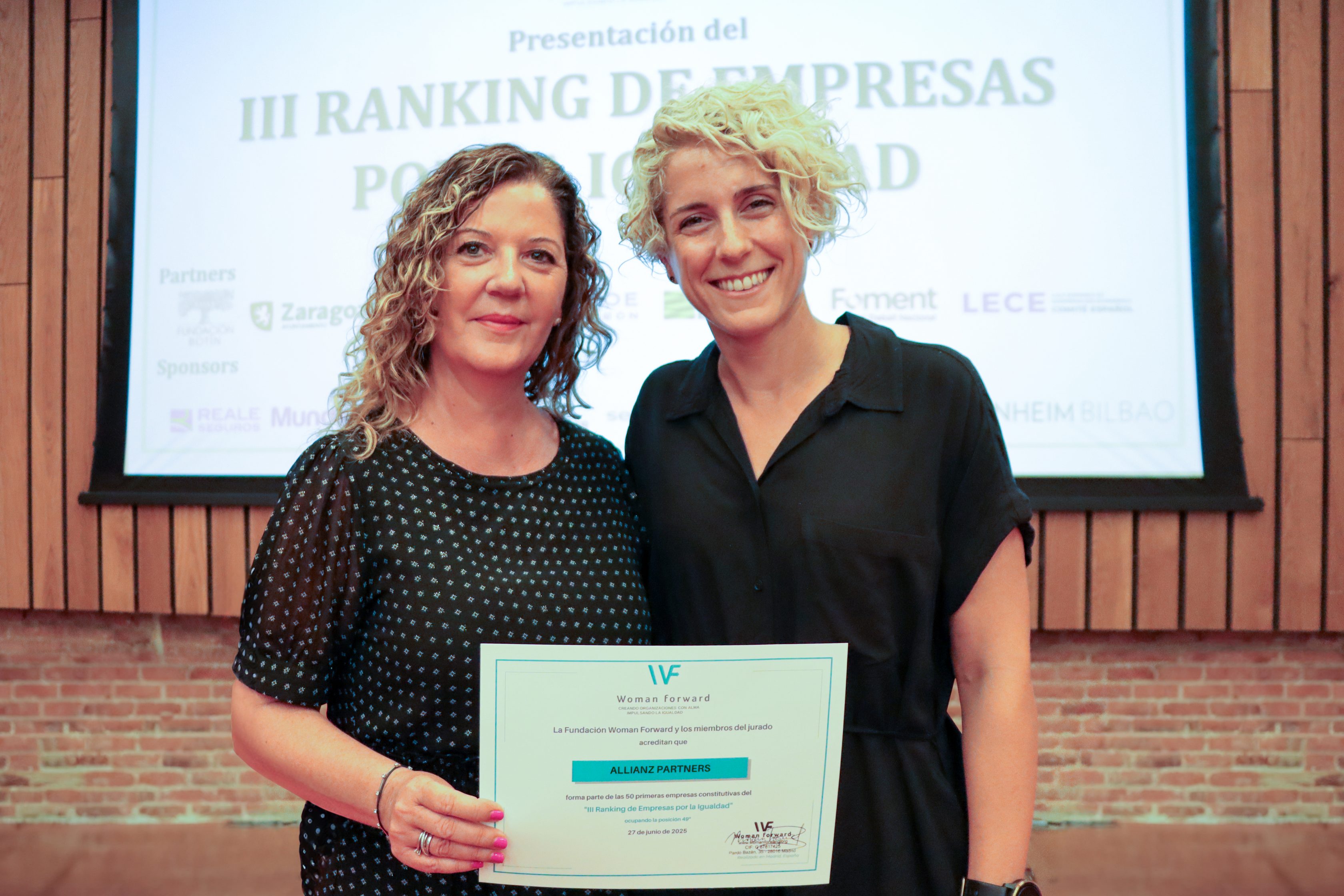 Marta Artieda y Beatriz Toribio recogen el certificado