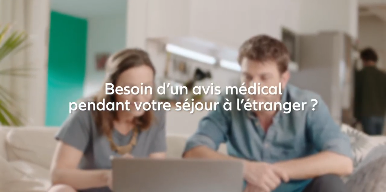 Couple se renseignant sur des solutions de téléconsulation médicale