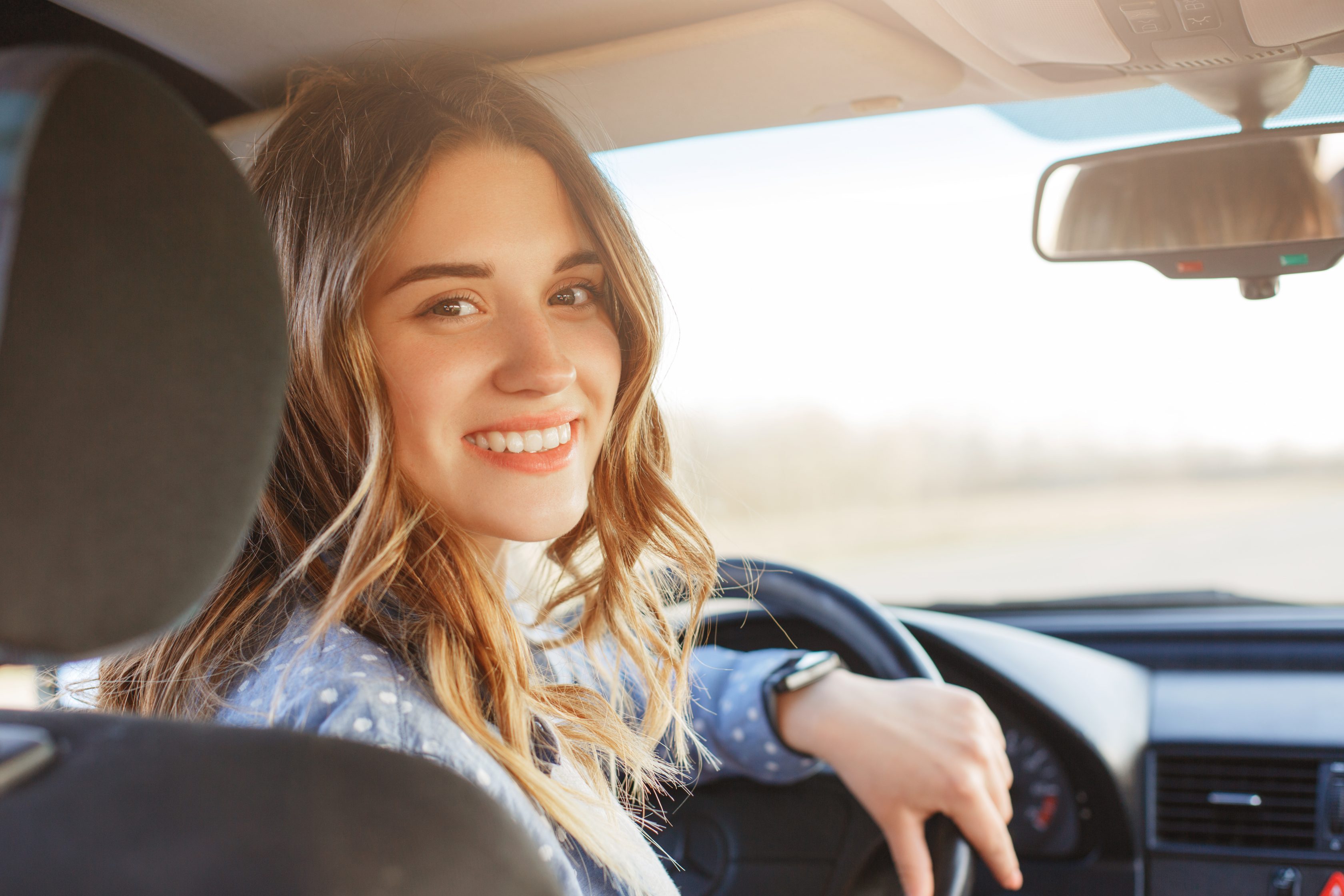 Femme au volant dans sa voiture