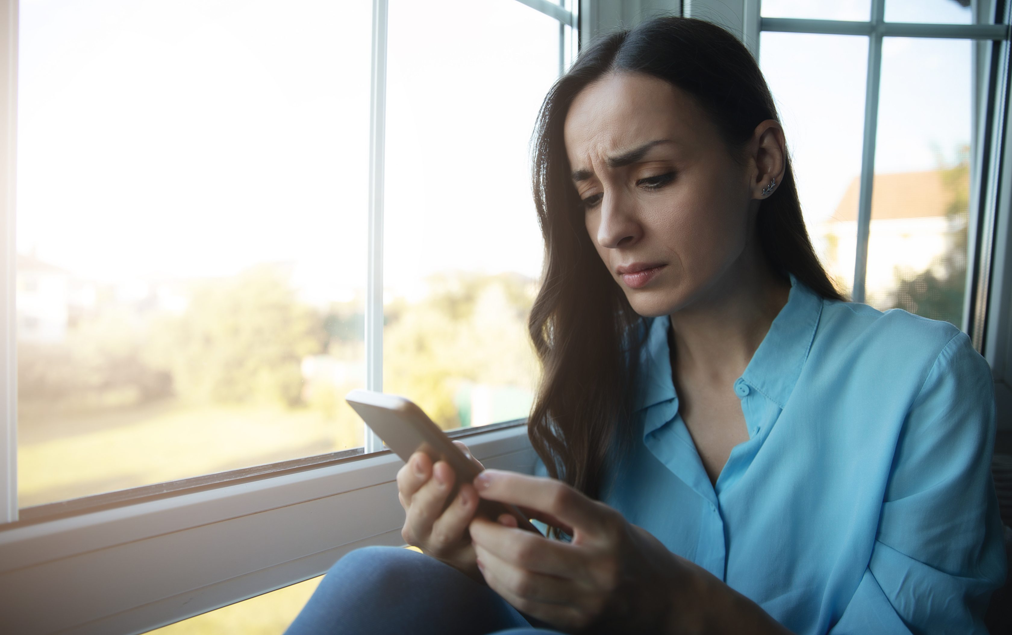 Jeune femme victime de violences conjugales boulversée appelle son assistance