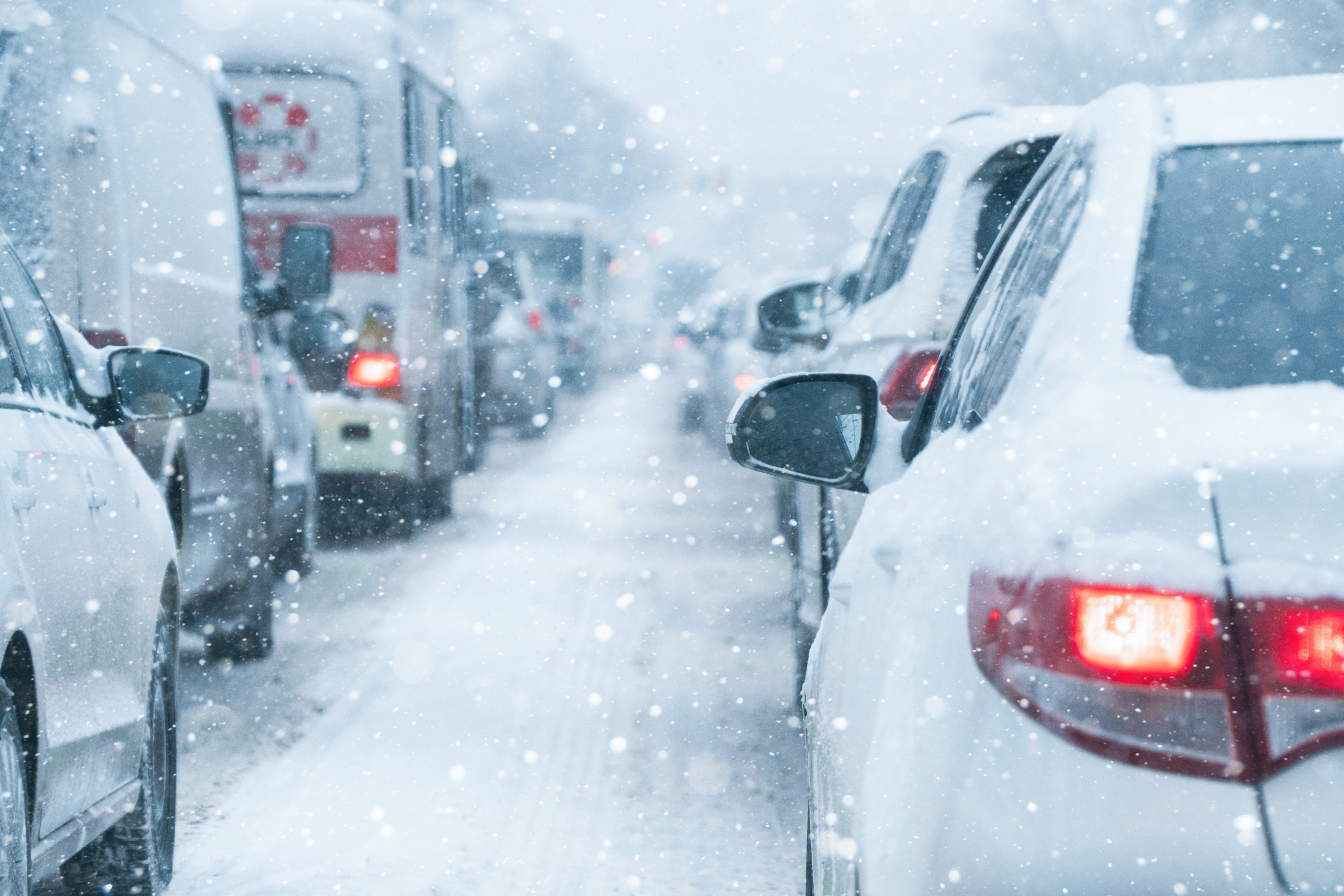 Embouteillage voitures avec de la neige