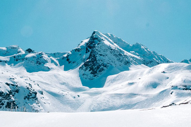 Montagnes avec sommets enneigés