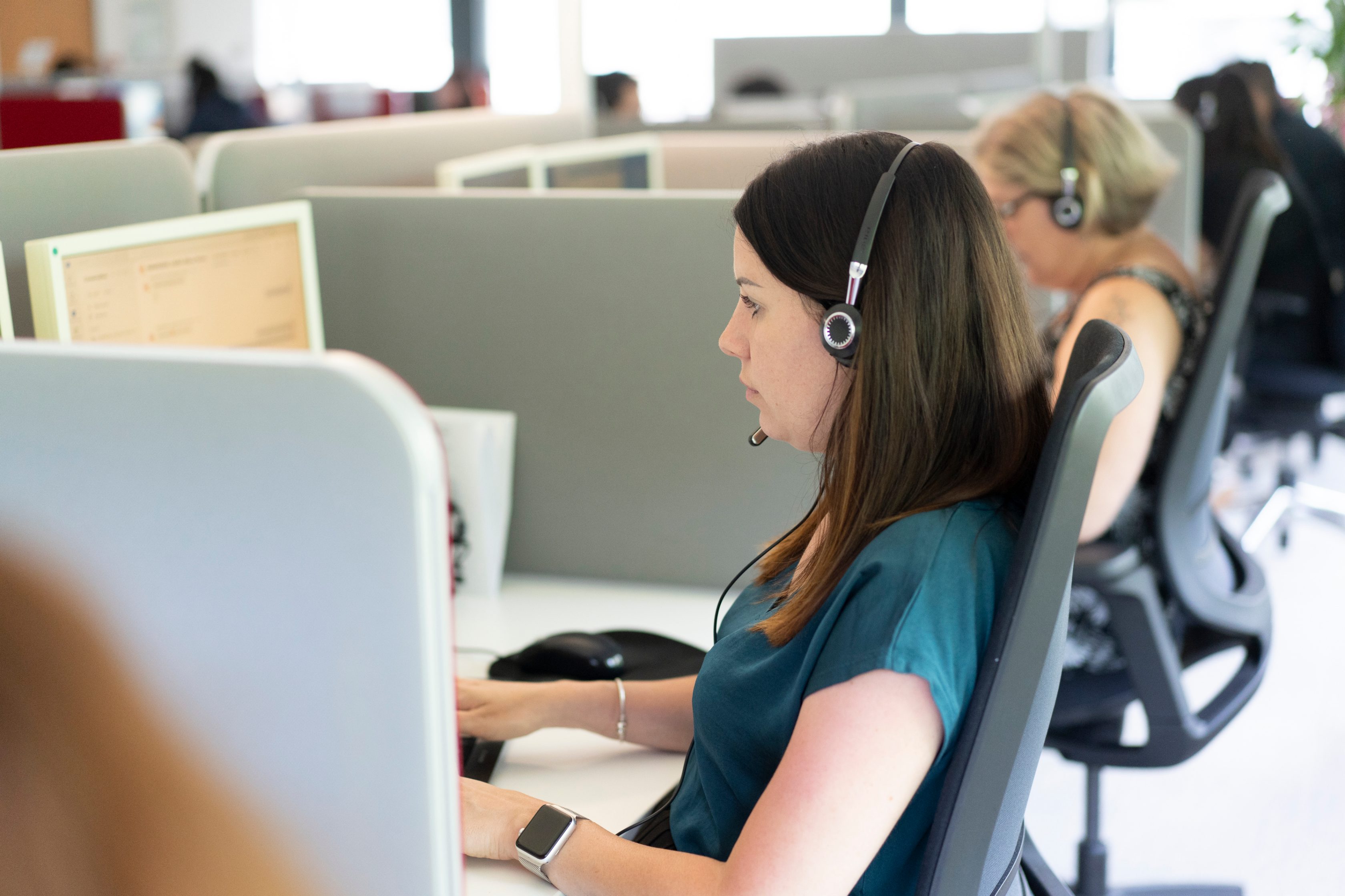 Chargée d'assistance Allianz Partners répond aux appels