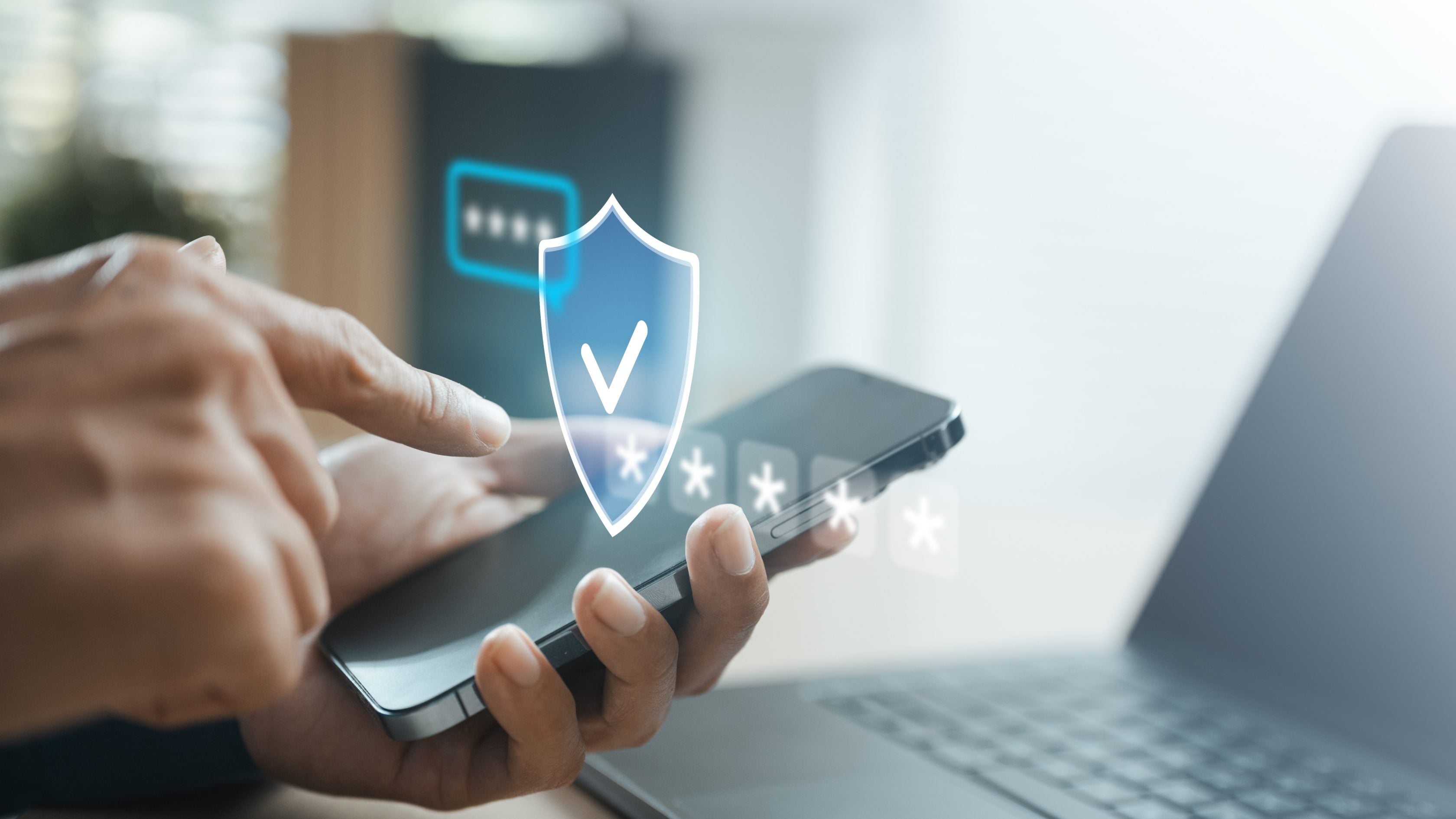 Utilisateur vérifiant une connexion sécurisée sur un smartphone grâce à une authentification par mot de passe à usage unique, illustrant la cybersécurité, la protection de l’identité, la vérification de compte et l’accès sécurisé aux services en ligne.