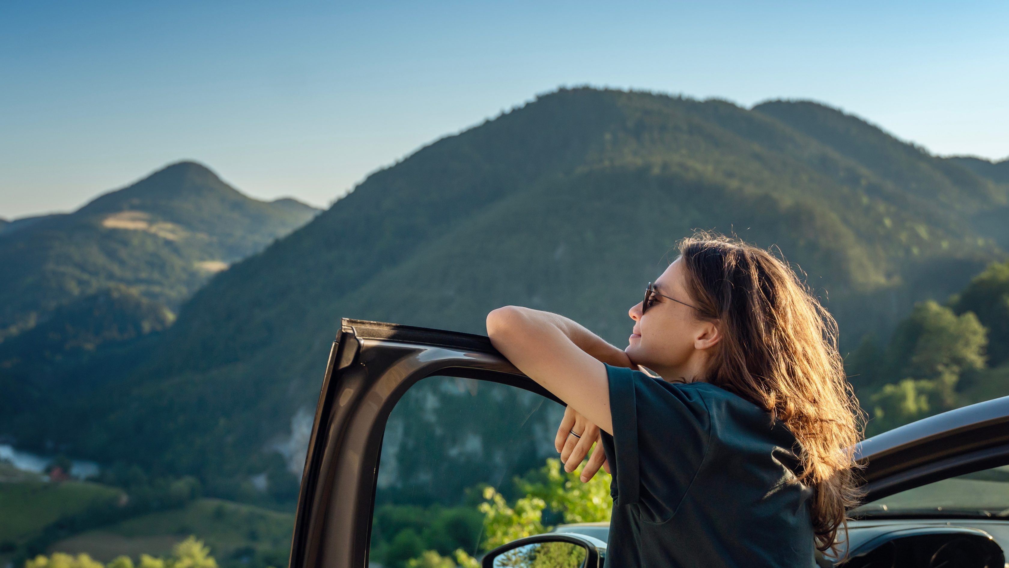 Jeune femme en voyage regardant le paysage