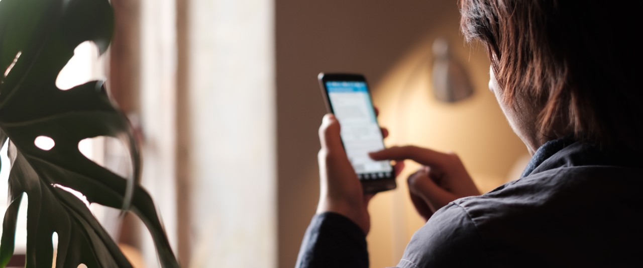 femme appelant les urgences sur son téléphone