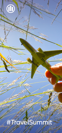 avion miniature tenu dans une main