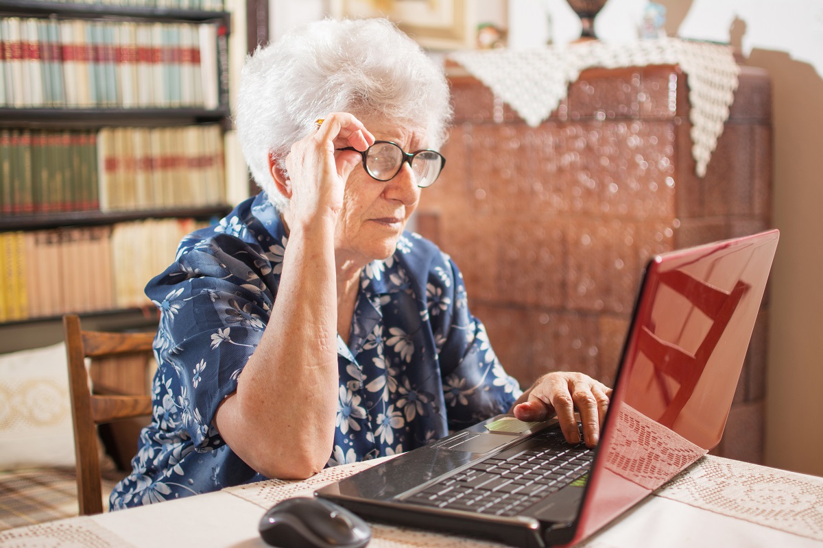 Femme senior devant un ordinateur