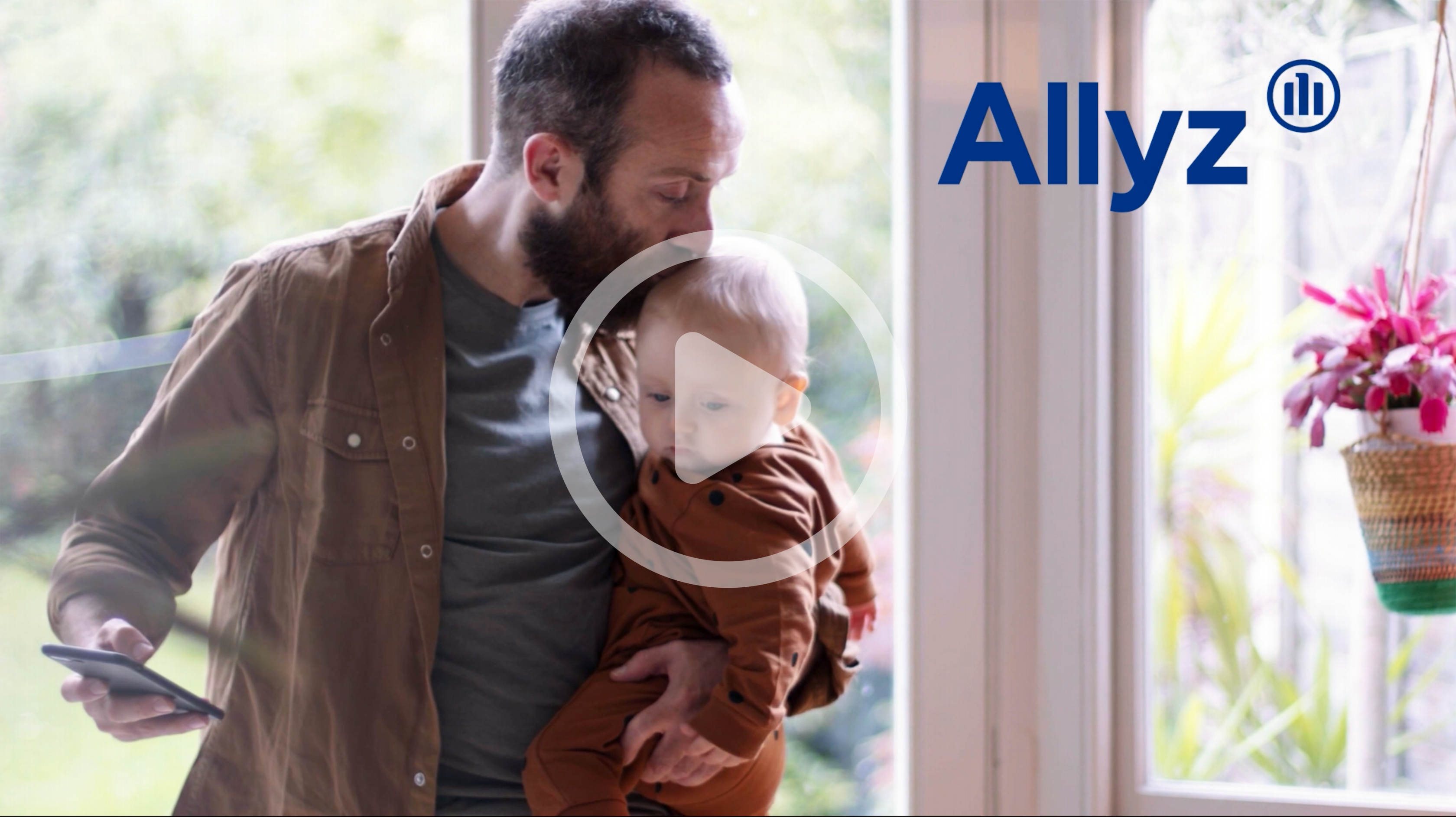 Immagine di Allyz: un padre tiene in braccio il suo bambino.