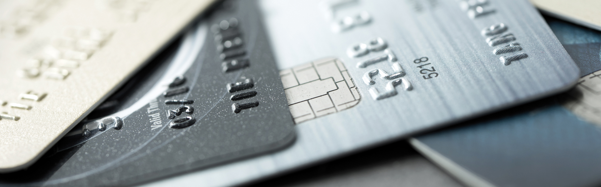 Das Bild ist eine Nahaufnahme von Kreditkarten, die gefächert nebeneinander liegen.