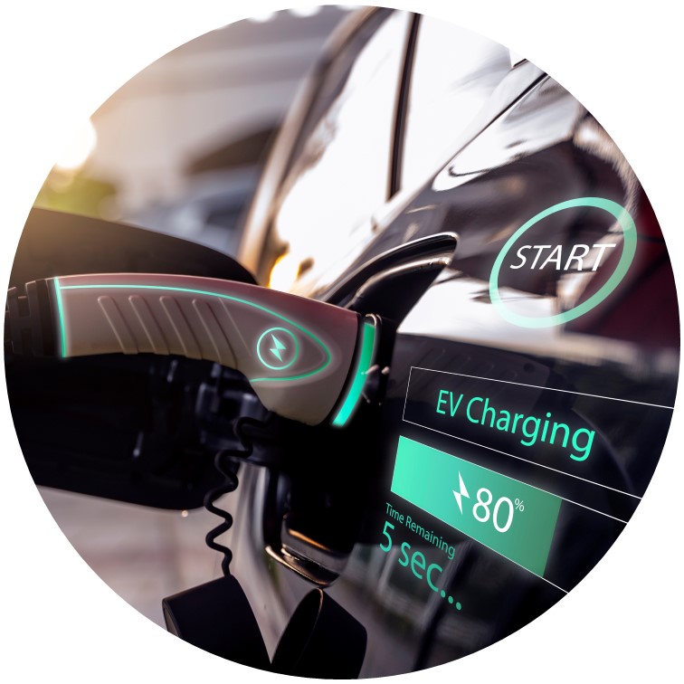 Ein runder Ausschnitt eines schwarzen Autos, das geladen wird. Das Ladekabel und Details am Auto leuchten in hellgrün und zeigen EV Charging, Start, 80 Prozent, 5 Sekunden an.