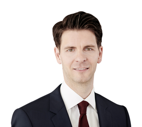 Name of the author Das Bild zeigt Tomas Kunszmann, Chief Executive Officer Allianz Partners Gruppe vor einem weißem Hintergrund. Er ist ein mann mit dunklen, kurzen Haaren und trägt ein dunkles Sakko, ein weißes Hemd und eine dunkelrote Krawatte.