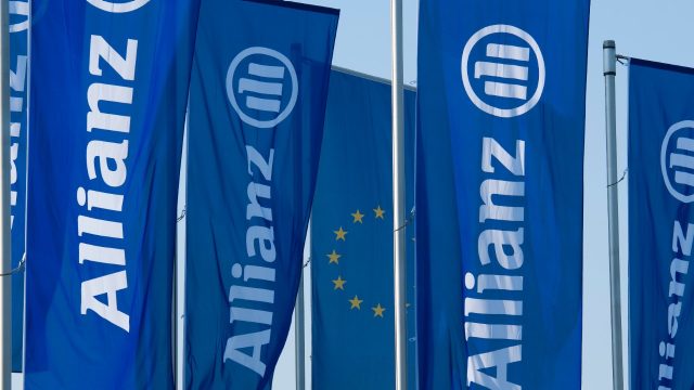 Eine Nahaufnahme von mehreren blauen Flaggen mit dem Allianz Logo darauf.